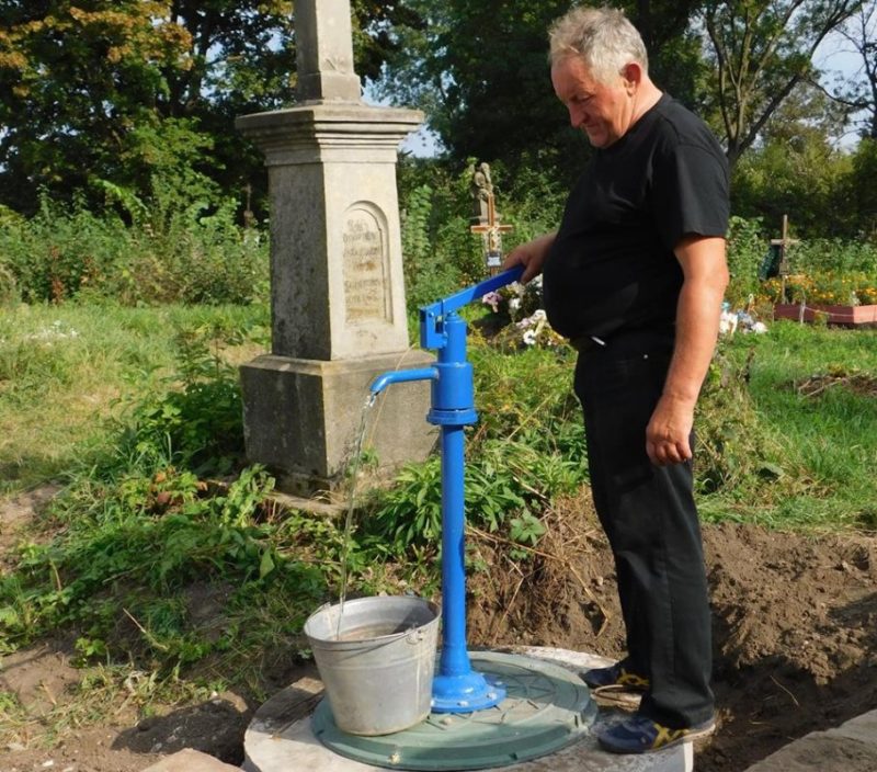 Газовая водяная колонка. Водяная колонка в Елизаветинской. Водяная колонка в Черногорске. Деревенская водяная колонка из дерева. Водяная колонка с кредиткой.