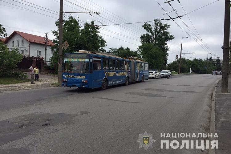 Сьогодні у Тернополі під колесами тролейбуса загинула жінка (фото)