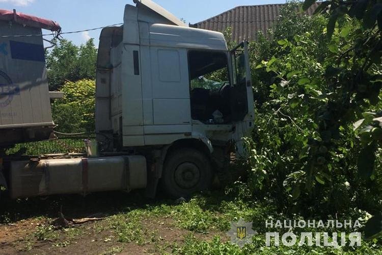 Водій помер за кермом, а некерована вантажівка зносила усе на шляху