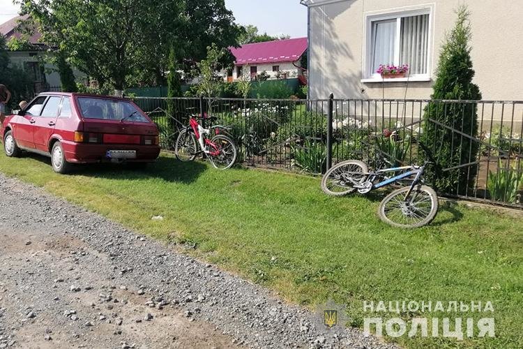 У Тернопільському районі автівка наїхала на двох дітей на велосипедах (Фото)