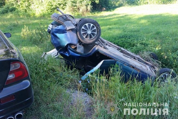 Сьогодні на Тернопільщині автомобіль з пасажирами перекинувся в кювет (Фото)