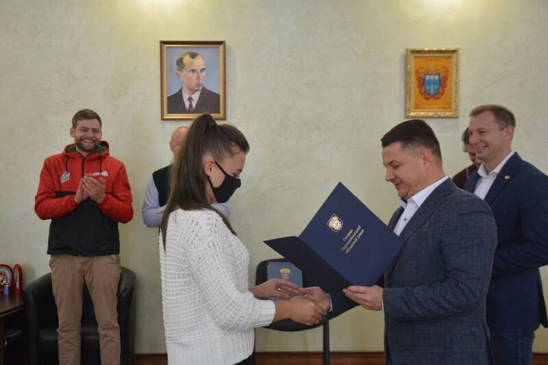 Віктор Овчарук нагородив тернопільських регбісток, які стали чемпіонами України