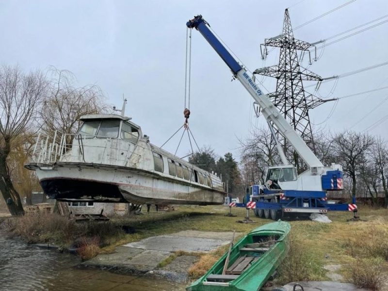 У Заліщиках відновлюють судноплавство на Дністрі: у місто повертається легендарний катер (Фото)